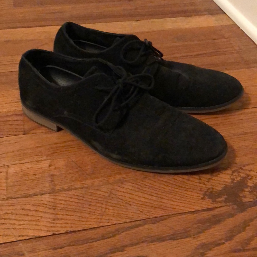 Black casual dress shoes